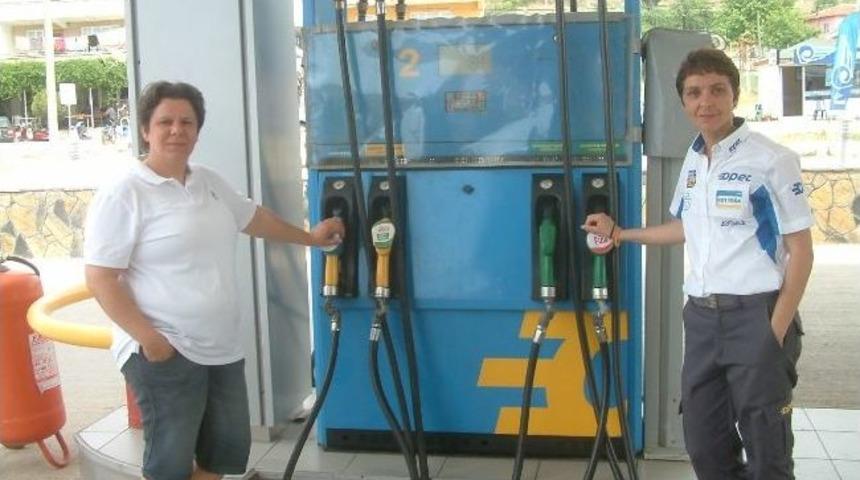 İki Kız Kardeş Akaryakıt İstasyonu Çalıştırıyor