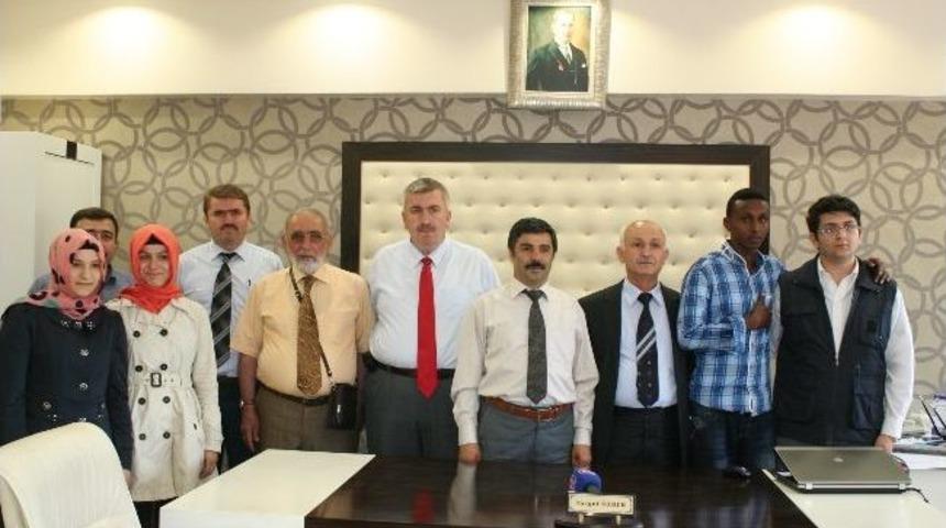 Bilgi Yarışmasında Dereceye Giren Öğrenciler Vali Ayyıldız'ı Ziyaret Etti