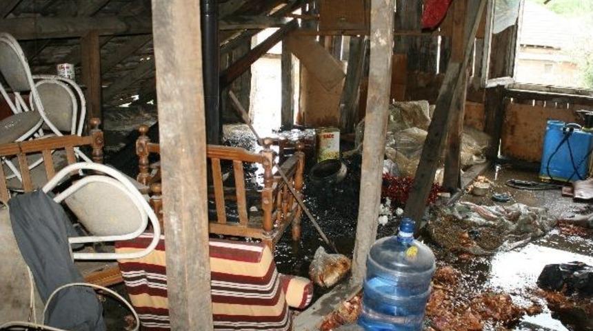 &Ccedil;atıdaki Yangın Kısa S&uuml;rede S&ouml;nd&uuml;r&uuml;ld&uuml;