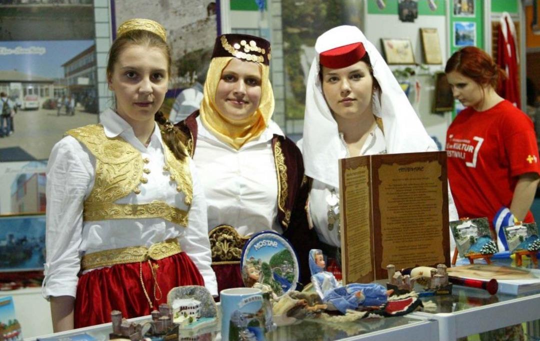 K&uuml;lt&uuml;r Ş&ouml;leni Renkli G&ouml;r&uuml;nt&uuml;lere Sahne Oluyor