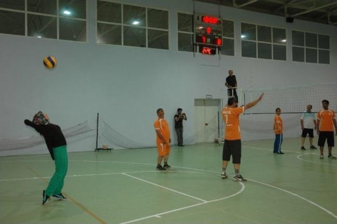 Erkeklerin İ&ccedil;inde 2 Kadın Voleybolcu