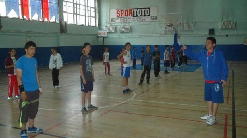 Hakkarili Sporculara Badminton Eğitimi