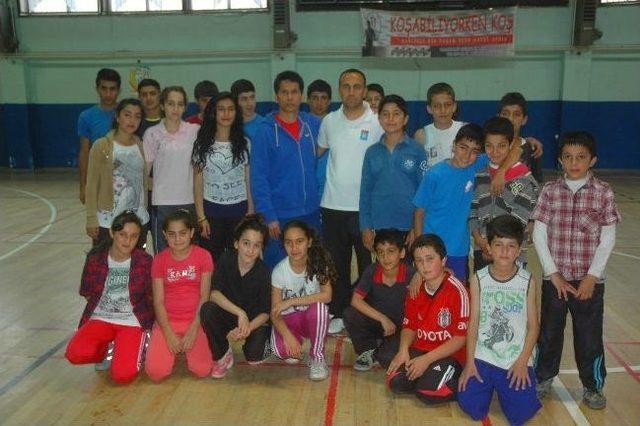 Hakkarili Sporculara Badminton Eğitimi