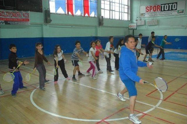 Hakkarili Sporculara Badminton Eğitimi