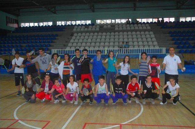 Hakkarili Sporculara Badminton Eğitimi