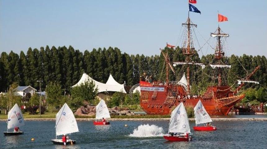 B&uuml;y&uuml;kşehir Belediyesi'nden Gen&ccedil;lere &Uuml;cretsiz Yelkenli Tekne Eğitimi