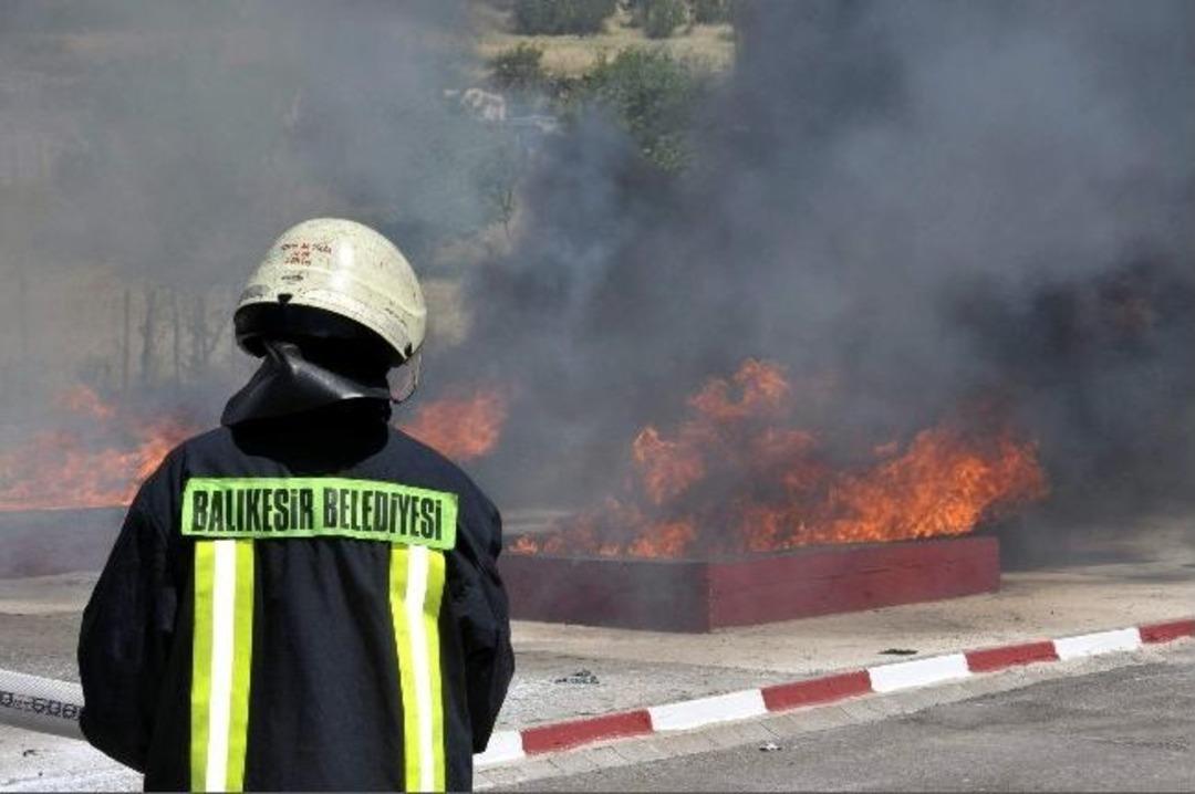 G&ouml;n&uuml;ll&uuml; İtfaiyecilerin Yangın Tatbikatındaki Zor Anları
