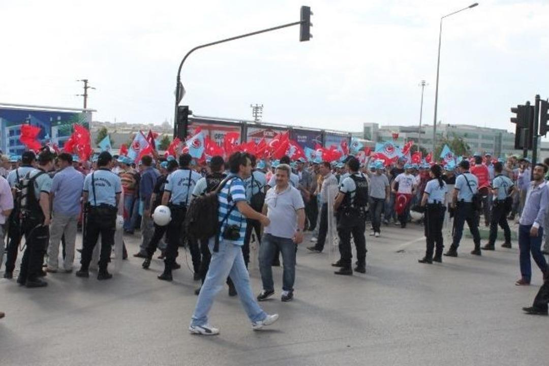 Bursa'da Metal İş&ccedil;ileri Yol Kapattı