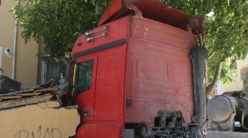 Yoldan &Ccedil;ıkan Tır Evin Bah&ccedil;esine Girdi