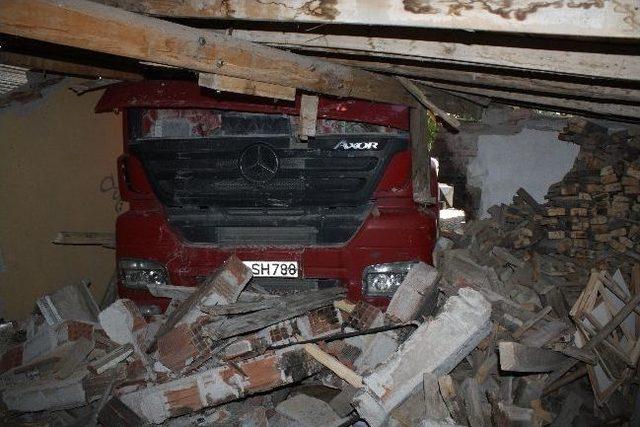 Yoldan &Ccedil;ıkan Tır Evin Bah&ccedil;esine Girdi 2