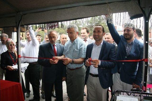 &Uuml;nye de Kitaplar G&ouml;r&uuml;c&uuml;ye &Ccedil;ıktı 1