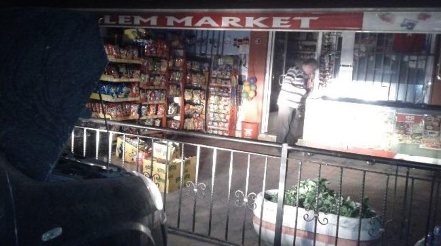 Elektrikler Kesilince Marketini Otomobil Farıyla Aydınlattı