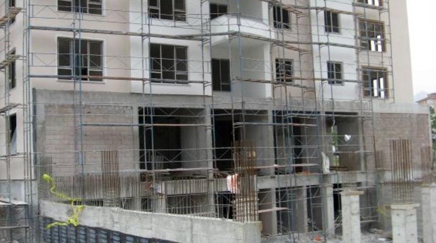 İnşaattan D&uuml;şen Iş&ccedil;i &Ouml;ld&uuml;