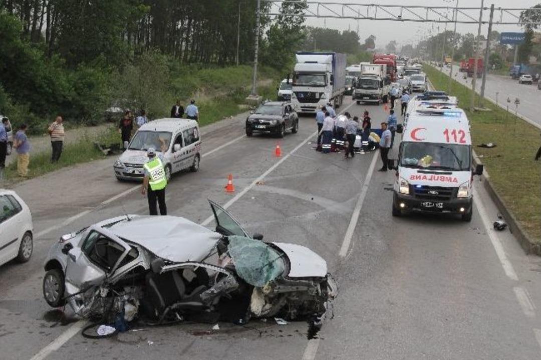 Samsun'da Otomobil Mobese Direğine &Ccedil;arptı: 2 &Ouml;l&uuml;, 1 Yaralı