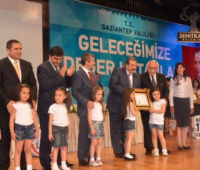Eğitimine Katkı Sağlayan 51 Iş Adamına Iki Bakan Teşekk&uuml;r Belgesi Verdi 2