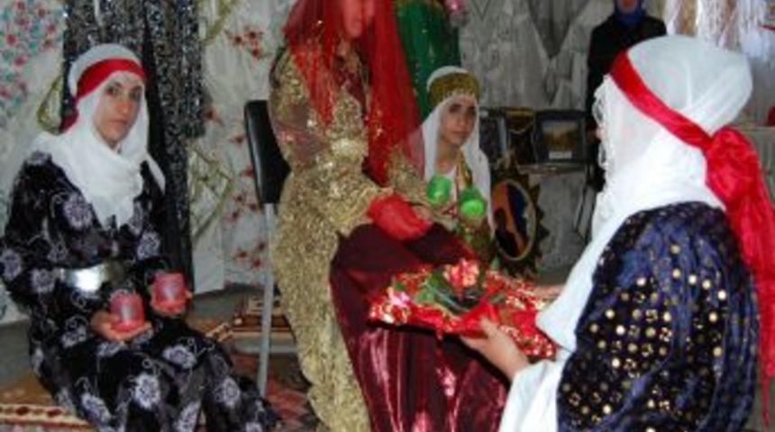 Tatvan Halk Eğitimi Merkezi Yılsonu Sergisini A&ccedil;tı