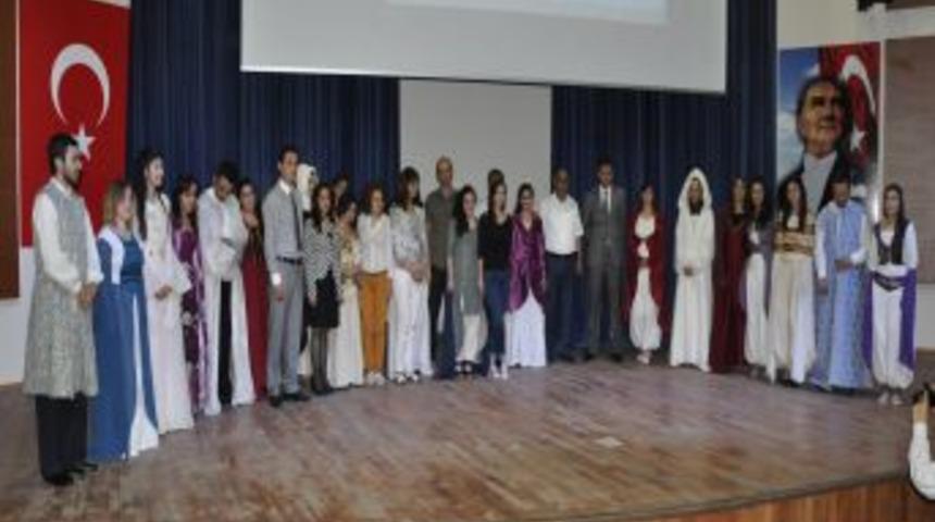 &Uuml;niversitesite &Ouml;ğrencilerinden 'Osmanlı Kıyafetleri Defilesi'