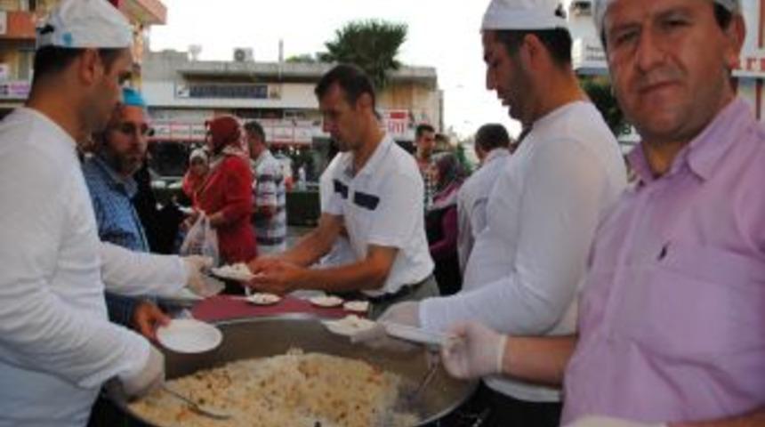 Semerkand Vakfı, Hafta Etkinliklerinde 2 Bin 500 Tabak Pilav Ikram Etti