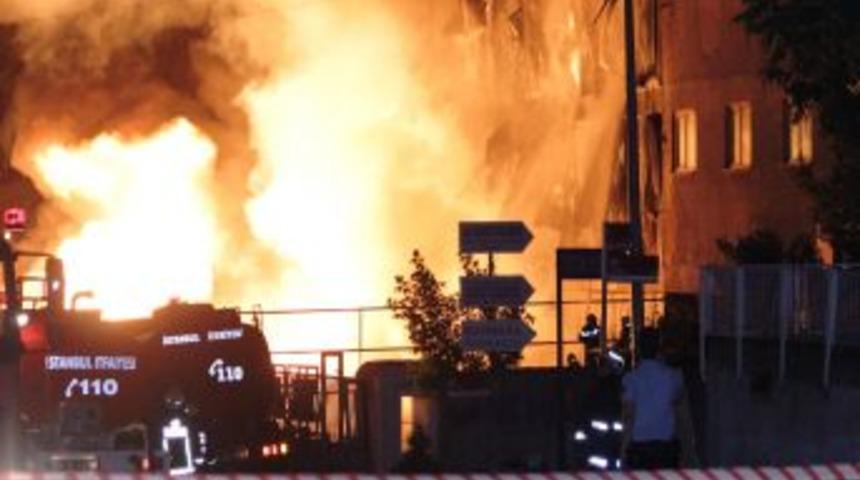 Başakşehir'deki Iplik Fabrikası Yangını Trafolara Sı&ccedil;radı