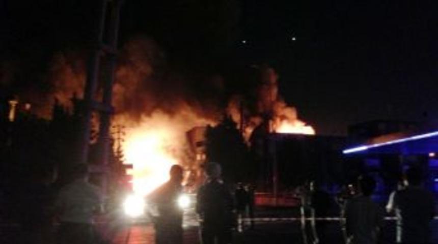 Başakşehir'de Fabrika Yangını: S&ouml;nd&uuml;rme &Ccedil;alışmaları S&uuml;r&uuml;yor