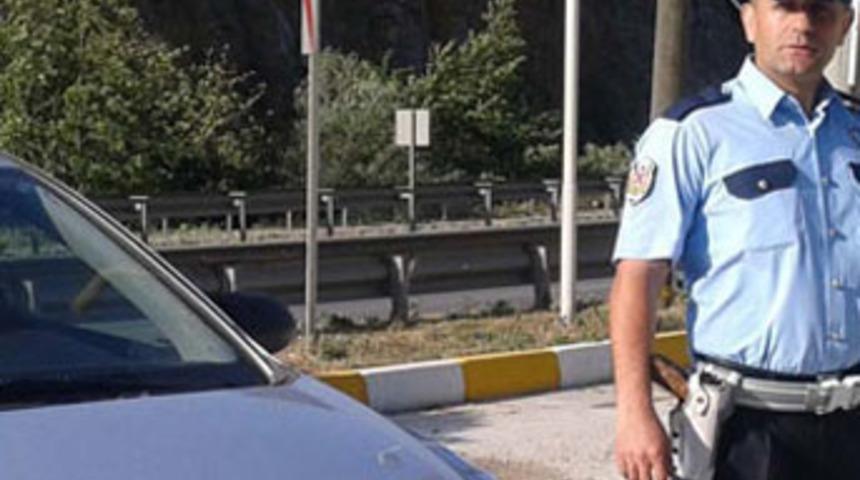 Polis, otomobilini bağladığı aileye kendi aracını verdi