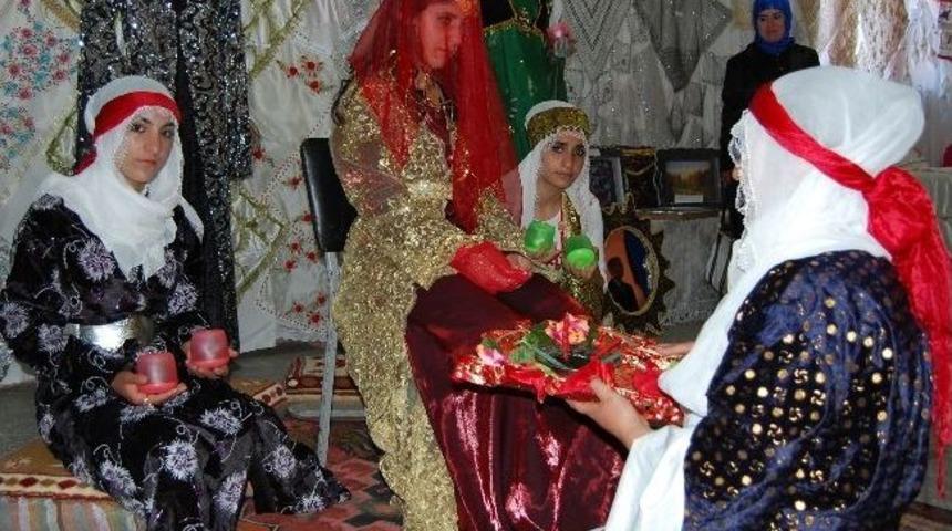 Tatvan Halk Eğitimi Merkezi Yıl Sonu Sergisini A&ccedil;tı