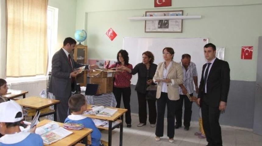 &Uuml;niversiteden K&ouml;y Okuluna Kitap Bağışı