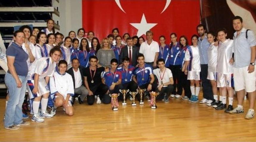 Gen&ccedil; Sporcuların Kupa Sevinci