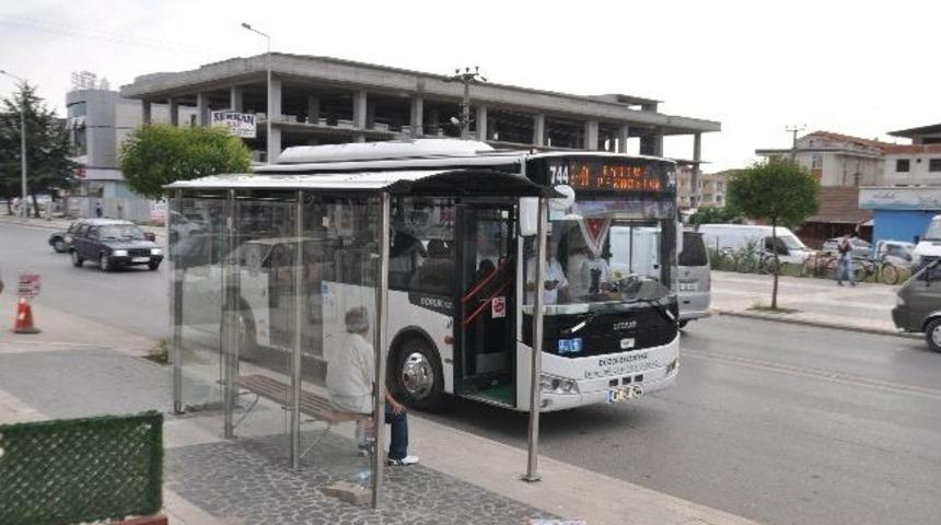 D&uuml;zce&rsquo;de Atat&uuml;rk Bulvarındaki Duraklar Yenilendi