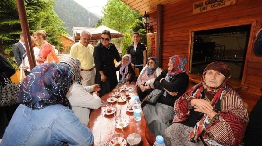 Yaşlı Kadınların Uzung&ouml;l Gezisi