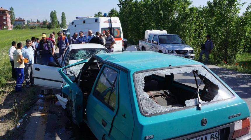 Şerit Ihlali Kazaya Neden Oldu: 1'i &Ccedil;ocuk 4 Yaralı