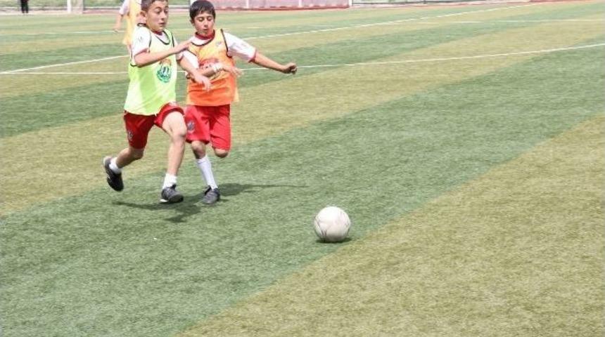 Hakkari&rsquo;de Futbola Start Verildi
