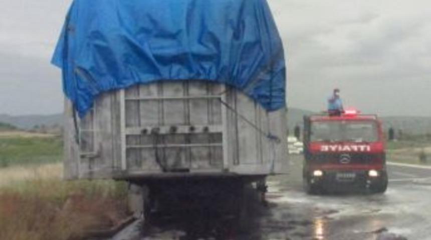 Balataları Isınan Klor Y&uuml;kl&uuml; TIR Yandı