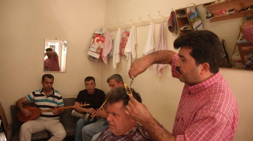Osmaniyeli Berber Canlı Müzik Eşliğinde Tıraş Yapıyor