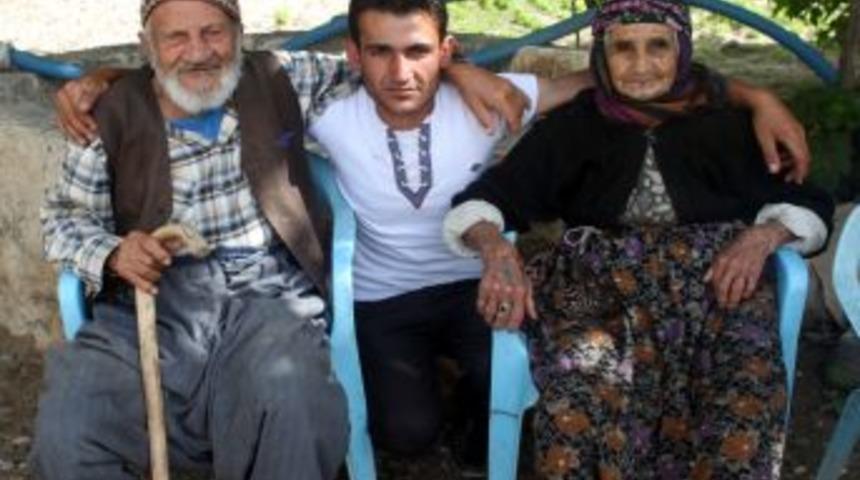 Asırlık &Ccedil;iftin Mutluluğu Gen&ccedil;leri Imrendiriyor