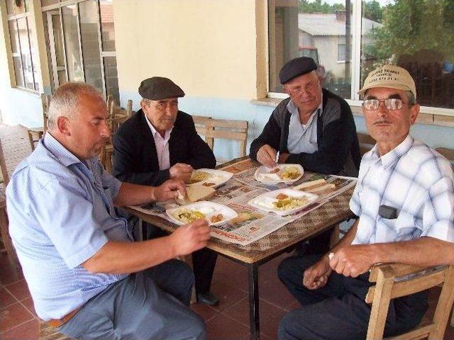 Köy İmam Hatibi Hayır Yemeği Verdi