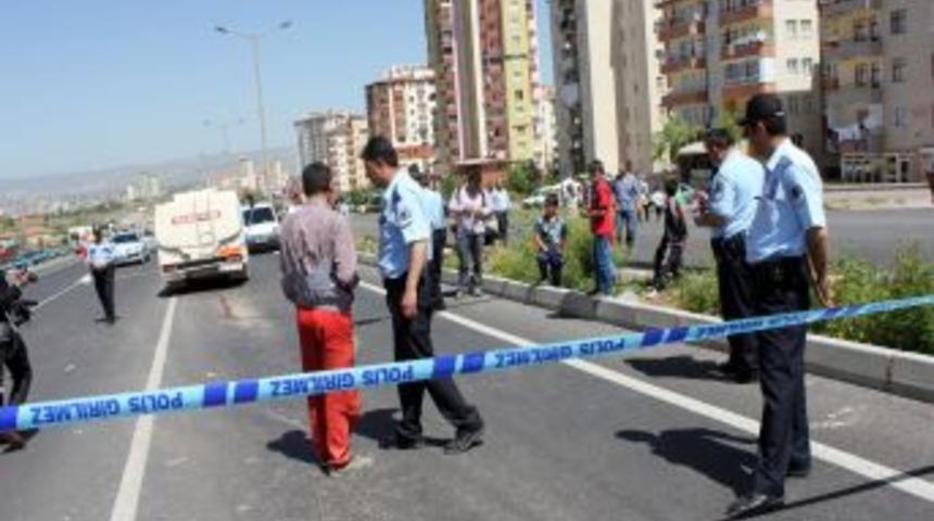 Kamyonetin &Ccedil;arptığı &Ouml;ğrenci &Ouml;ld&uuml;, Annesi Ağır Yaralı