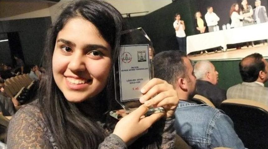 M&uuml;zik Yarışmasında Gkv&rsquo;li Ece Işık En İyi Solist Se&ccedil;ildi