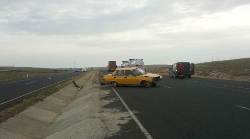 Lastiği Patlayan Otomobil Ref&uuml;je &Ccedil;arptı