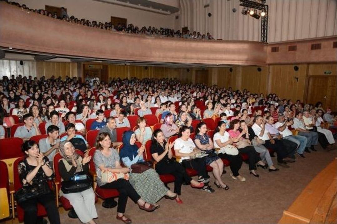 Liseli Tiyatrocular G&ouml;z Kamaştırıyor