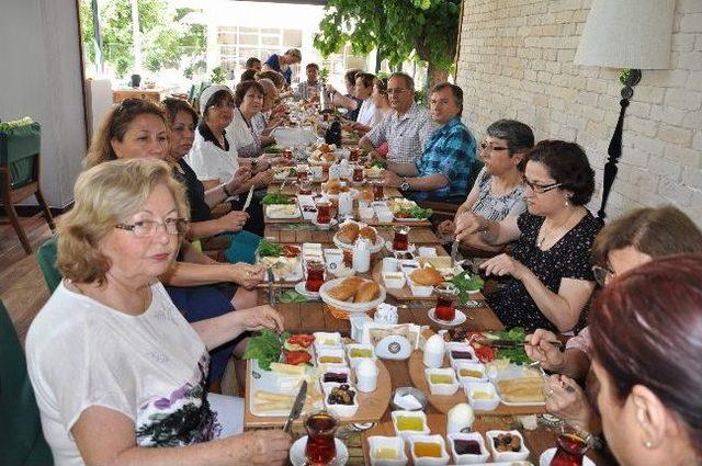 Nazilli&rsquo;de Eğitim G&ouml;n&uuml;ll&uuml;leri Kahvaltıda Buluştu 1