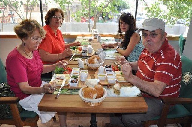 Nazilli&rsquo;de Eğitim G&ouml;n&uuml;ll&uuml;leri Kahvaltıda Buluştu 2