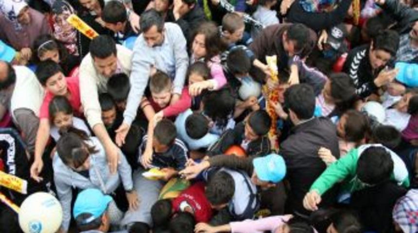 Erzincan İl Emniyet M&uuml;d&uuml;rl&uuml;ğ&uuml;'n&uuml;n U&ccedil;urtma Şenliğinde Izdiham Yaşandı