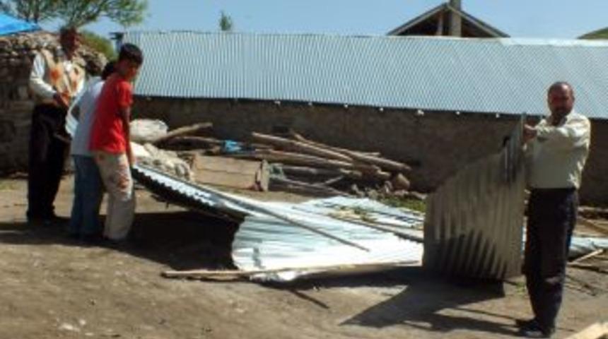 Malazgirt'te Etkili Olan Fırtına Evlerin &Ccedil;atısını U&ccedil;urdu