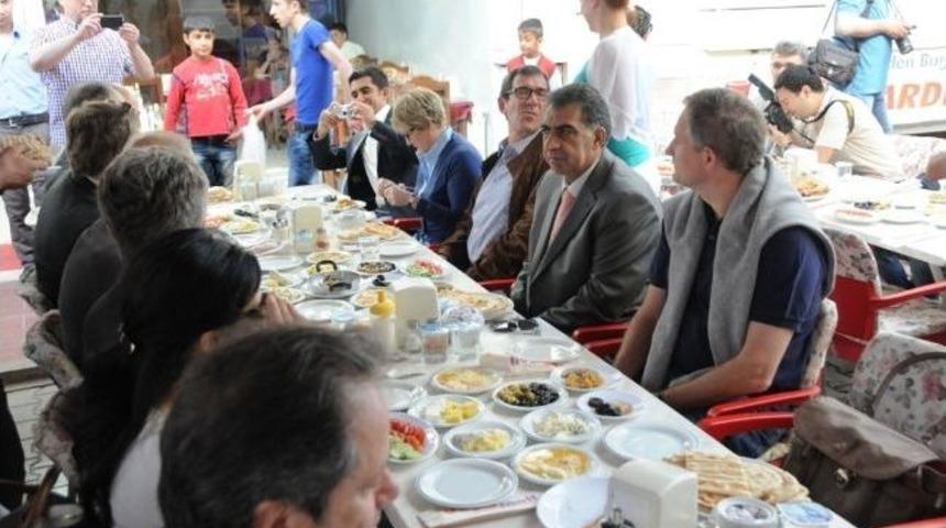 Vatso 18 &Uuml;lkenin B&uuml;y&uuml;kel&ccedil;isine Kahvaltı Verdi