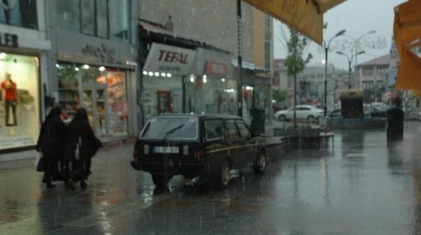 Erzurum&rsquo;da Yağmura Hazırlıksız Yakalanan Vatandaşlar Zor Anlar Yaşadı