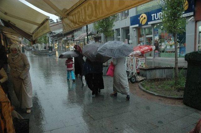 Erzurum’da Yağmura Hazırlıksız Yakalanan Vatandaşlar Zor Anlar Yaşadı