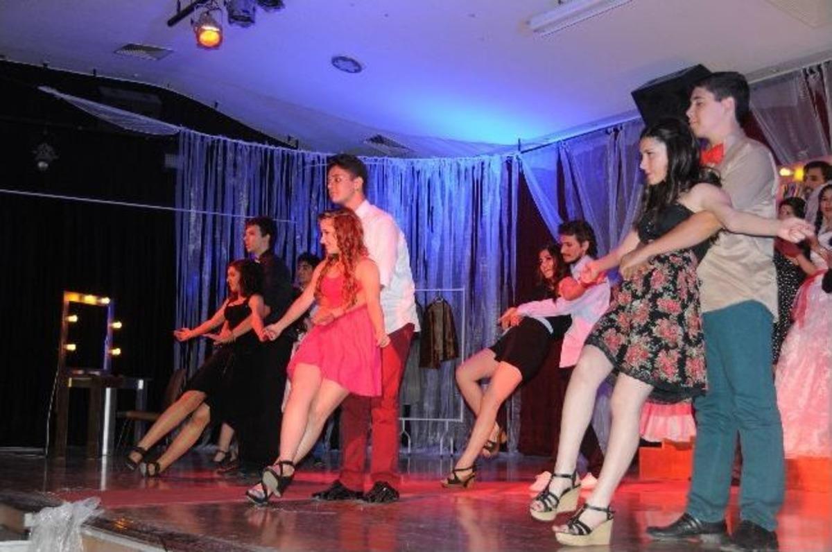 Gen&ccedil; Tiyatrocular Sahnede B&uuml;y&uuml;ledi