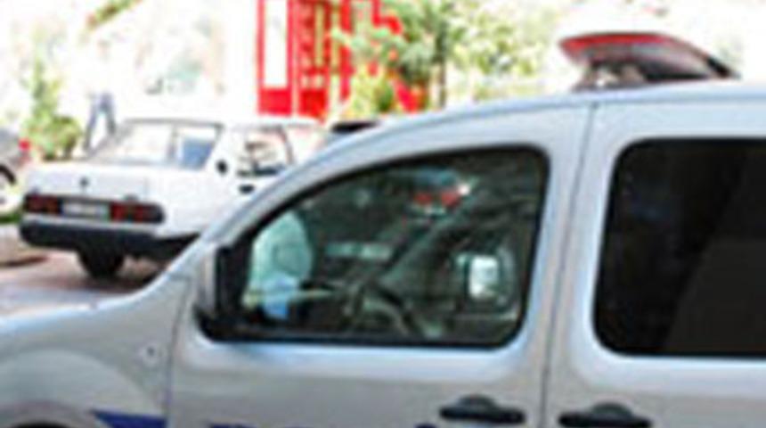 Babasını yatağında bı&ccedil;akladı