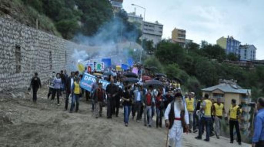 Yağmur Altında Baraj Protestosu